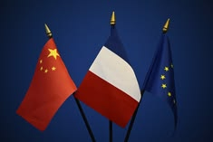 Drapeaux de la France, de la Chine et de l’Union européenne